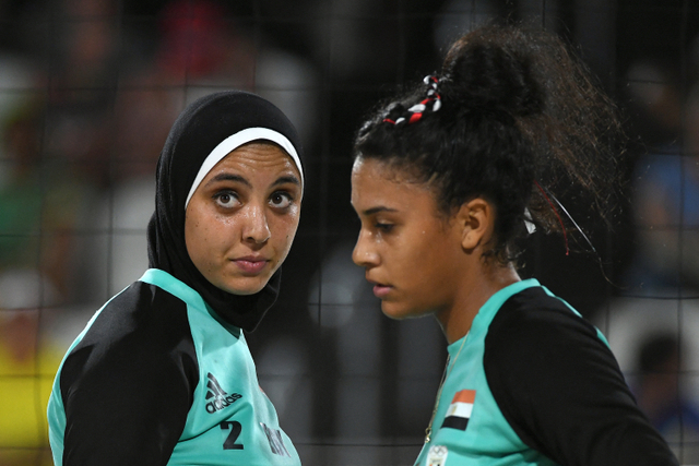 Doaa Elghobashy, pevoli berhijab asal Mesir (kiri) bersama rekan satu timnya Nada Meawad. Foto: Yasuyoshi Chiba / AFP