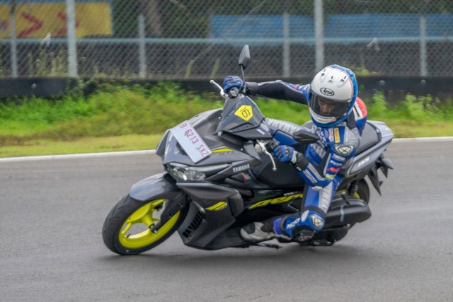Pebalap Indonesia, Galang Hendra menjajal langsung all new Yamaha Aerox 155 Connected di Sirkuit Sentul, Jawa Barat. Foto: YIMM