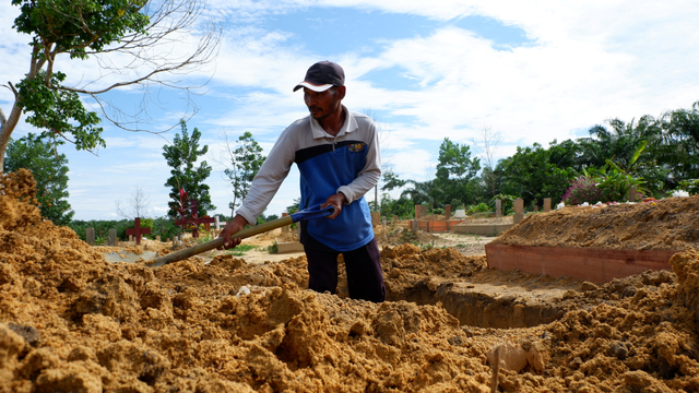 PENGGALI dan penjaga Tempat Pemakaman Umum (TPU) Tengku Mahmud, Palas, Rumbai, Pekanbaru, Subhan Zein. 