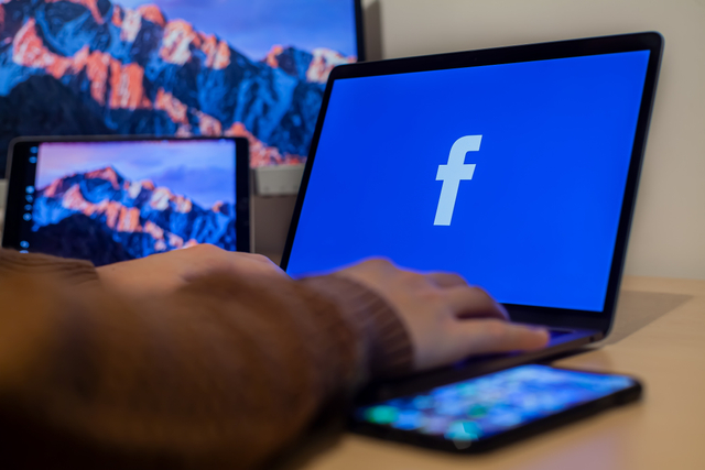 Ilustrasi melakukan cara menutup akun Facebook (Foto: Luca Sammarco via Pexels)