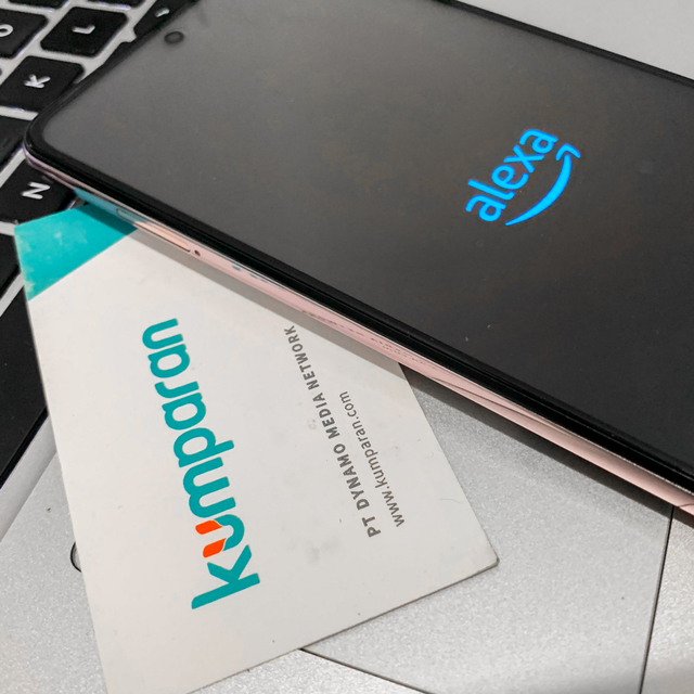 Ilustrasi kumparan dan Amazon Alexa Foto: Kevin S. Kurnianto/kumparan