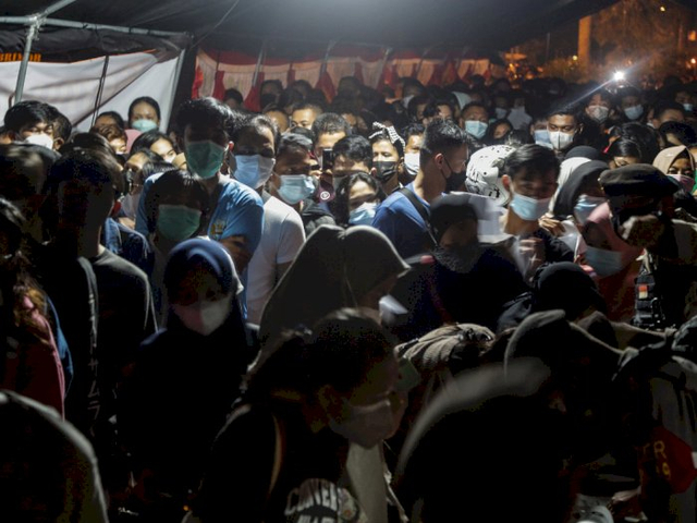 Warga berjubel saat antre mendaftar vaksinasi di kawasan Jalan Yos Sudarso, Palangkaraya, Kalimantan Tengah, Rabu (4/8/2021). (photo/ANTARA FOTO/Makna Zaezar)