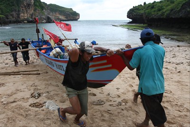 Contoh perilaku gotong royong di masyarakat. Foto: Flickr