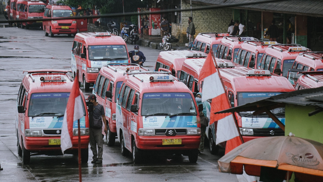 Sejumlah Angkot menunggu penumpang di Terminal Kampung Rambutan, Jakarta Timur, Kamis (5/8/2021).  Foto: Iqbal Firdaus/kumparan