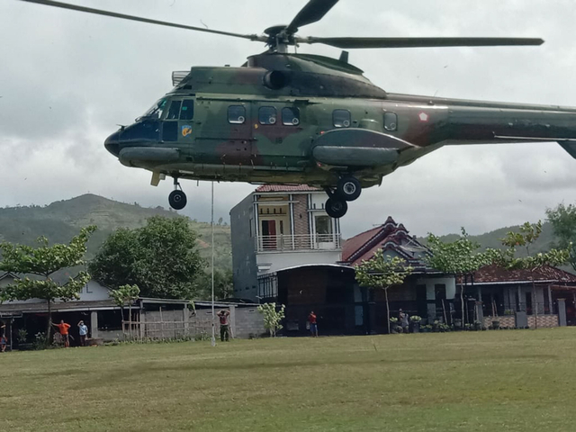 Helikopter milik TNI AU di Trenggalek yang disebut datang ke kawinan. Foto: Dok. Istimewa