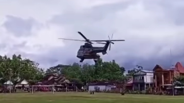 Tangkapan Layar Helikopter jenis puma yang dianggap mendatangi acara pernikahan. Faktanya helikopter ini sedang melaksanakan latihan rutin.