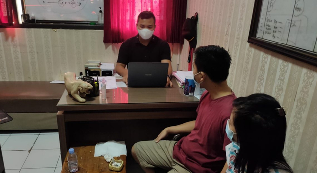 Sejoli sing dadi tersangka kasus pencurian sepeda motor kiye ditakoni penyidik Satreskrim Polres Tegal Kota, Selasa (3/8/2021).