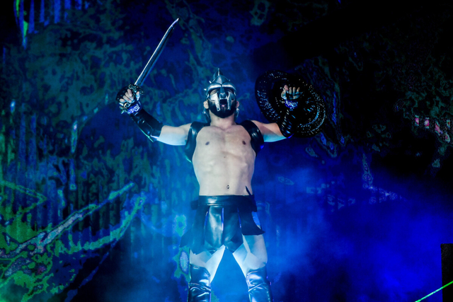 Gaya Gustavo Balart saat memasuki arena ONE Championship dalam ajang ONE: BATTLEGROUND pada 30 Juli silam di Singapura. Foto: ONE Championship