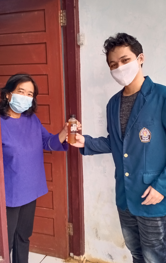 Gambar 1. Fathan Raysyam Achmad, Mahasiswa KKN UNDIP Membagikan Jamu ke Rumah Salah Satu Warga (Sumber: Dokumentasi Pribadi)