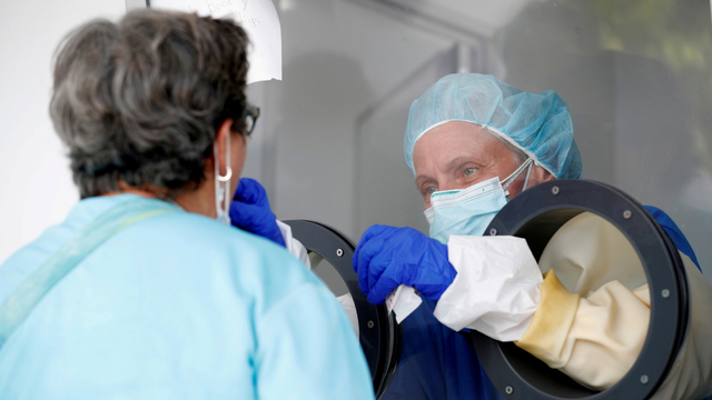 Seorang pasien mendapatkan tes swab oleh petugas kesehatan di Palmetto, Florida, AS. Foto: Octavio Jones/REUTERS
