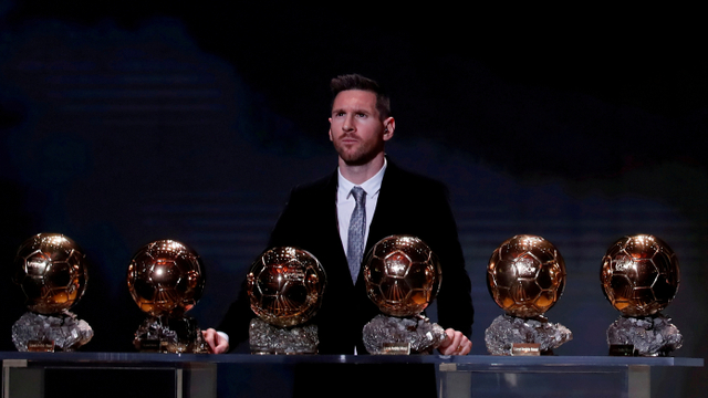 Pemain Barcelona Lionel Messi dengan enam trofi Ballon d'Or-nya pada 2 Desember 2019. Foto: Christian Hartmann/REUTERS