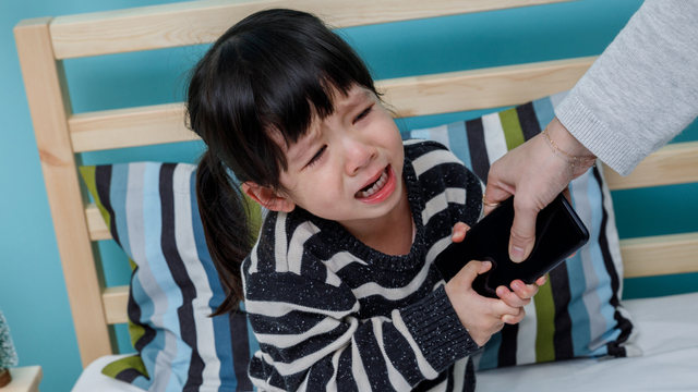Ilustrasi anak menangis saat dilarang memakai gadget. Foto: Shutter Stock