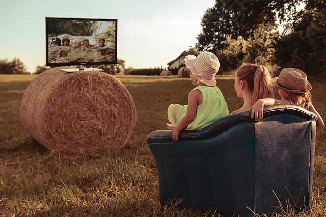 Ilustrasi manfaat menonton TV bersama keluarga. Foto: Pixabay