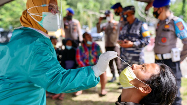 Warga diperiksa swab di Banda Aceh. Foto: Suparta/acehkini