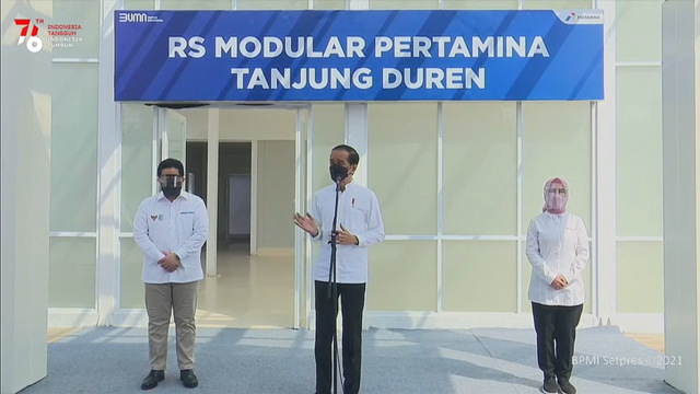 Presiden Jokowi (tengah) memberikan arahan saat meninjau dan meresmikan RS Modular Pertamina Tanjung Duren. Foto: Dok. YouTube Setpres