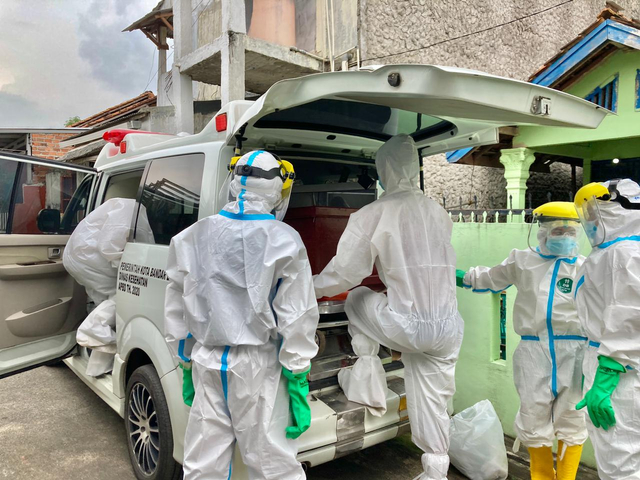 Petugas sedang mengevakuasi korban dari rumahnya untuk dilakukan pemulasaran, Jumat (6/8/2021) | Foto: Roza Hariqo/Lampung Geh