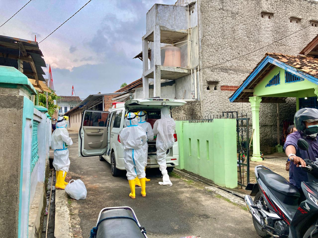 Petugas melakukan penyemprotan rumah tetangga korban, Jumat (6/8/2021) | Foto: Roza Hariqo/Lampung Geh