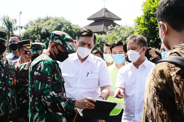 Luhut Pandjaitan berada di Solo untuk memantau isoter dan vaksinasi. Foto: Instagram/@luhut.pandjaitan
