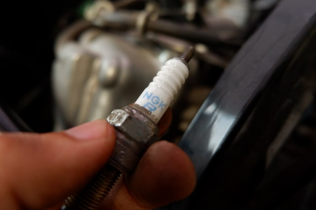 Busi motor (Foto: Aditya Pratama Niagara/kumparanOTO)