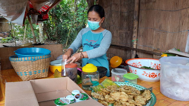 Kurniawanti, ibu dari Schatzi yang merupakan penderita tumor tulang asal Kabupaten Semarang. (FOTO: Fernando Fitusia)