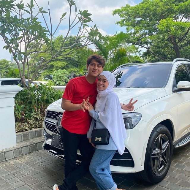 Rizky Billar dan Lesty Kejora. Foto: Instagram/lestykejora