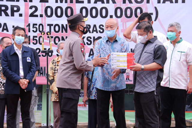 Masyarakat Tionghoa di Sumsel saat menyerahkan bantuan kepada Kapolda Sumsel. (foto: dok. istimewa)