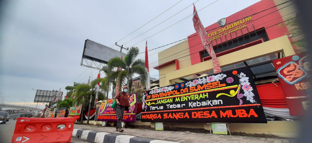 Sejumlah papan bunga sebagai bentuk dukungan kepada Kapolda Sumsel. (foto: Ary Priyanto/Urban Id)