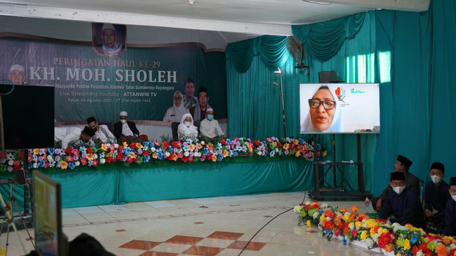 Bupati Bojonegoro Anna Mu'awanah saat secara virtual hadiri Haul ke-29 Almaghfurllah KH Moh Sholeh yang digelar Yayasan Pondok Pesantren Attanwir Talun, Sumberrejo, Bojonegoro. Jumat (06/08/2021) (istimewa)