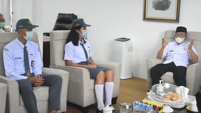 Dua anggota Paskibraka Sulawesi Barat sempat bertemu Gubernur Sulbar Ali Baal Masdar sebelum terkonfirmasi positif COVID-19. Foto: Dok. Pemprov Sulbar