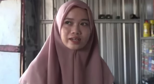 Hasmiani, Perempuan 18 tahun jadi tukang tambal ban di Palopo. Foto: Dok Istimewa