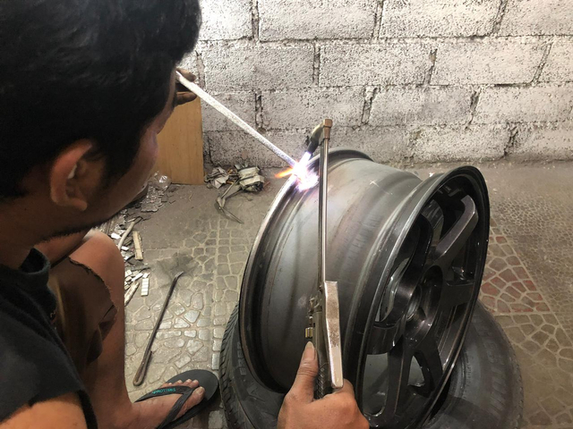 Servis velg mobil rusak di Jakarta Selatan, Foto: Bangkit Jaya Putra/kumparan
