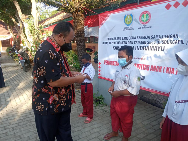 Persatuan Guru Republik Indonesia (PGRI) Cabang Bangodua berinisiatif membuatkan KIA untuk siswa sekolah dasar (SD) di wilayah Kecamatan Bangodua. (Tomi indra)