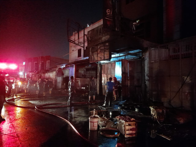 Kebakaran bengkel berlantai tiga yang berada di Jalan Cemara Raya, Kelurahan Cibodas Sari, Kecamatan Cibodas, Kota Tangerang Jumat, (6/8) pukul 23.45. Foto: Dok. Istimewa