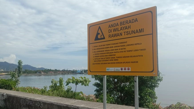 Papan informasi rawan tsunami yang dipasang BPBD Sulawesi Barat untuk mitigasi bencana. Foto: Dok. Awal Dion/SulbarKini