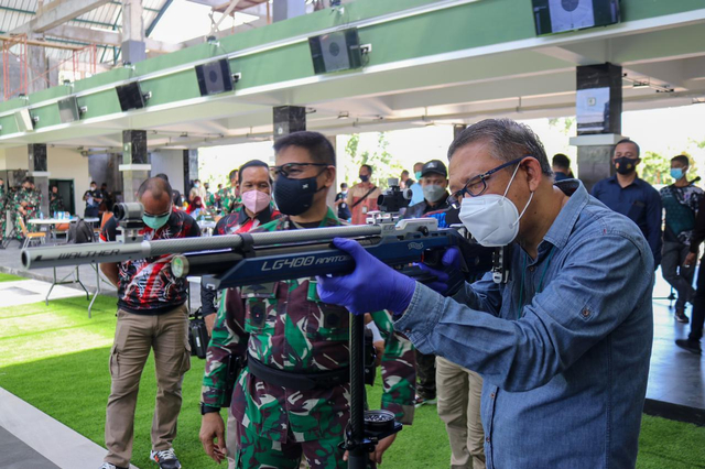 Didampingi Pangdam XII/TPR, Gubernur Sutarmidji berlatih menembak. Foto: Adpim Pemprov Kalbar