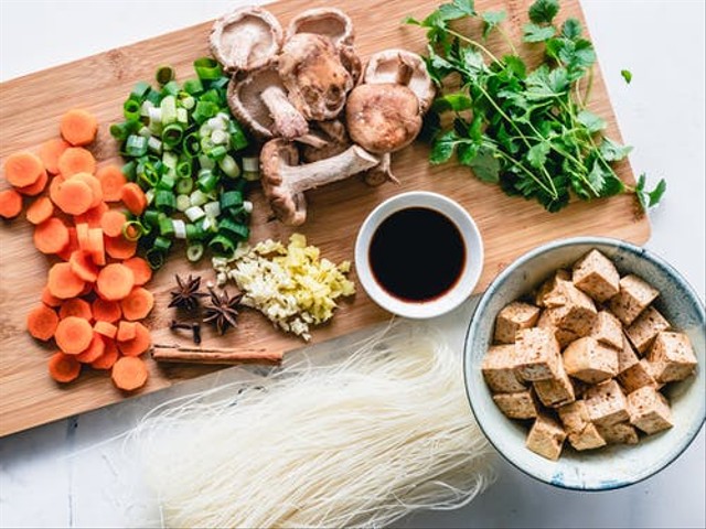 Bahan untuk membuat tahu campur. Foto: dok. https://www.pexels.com/