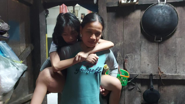 Schatzi penderita tumor tulang asal Semarang harus digendong ibunya untuk bisa keluar dari kamarnya.