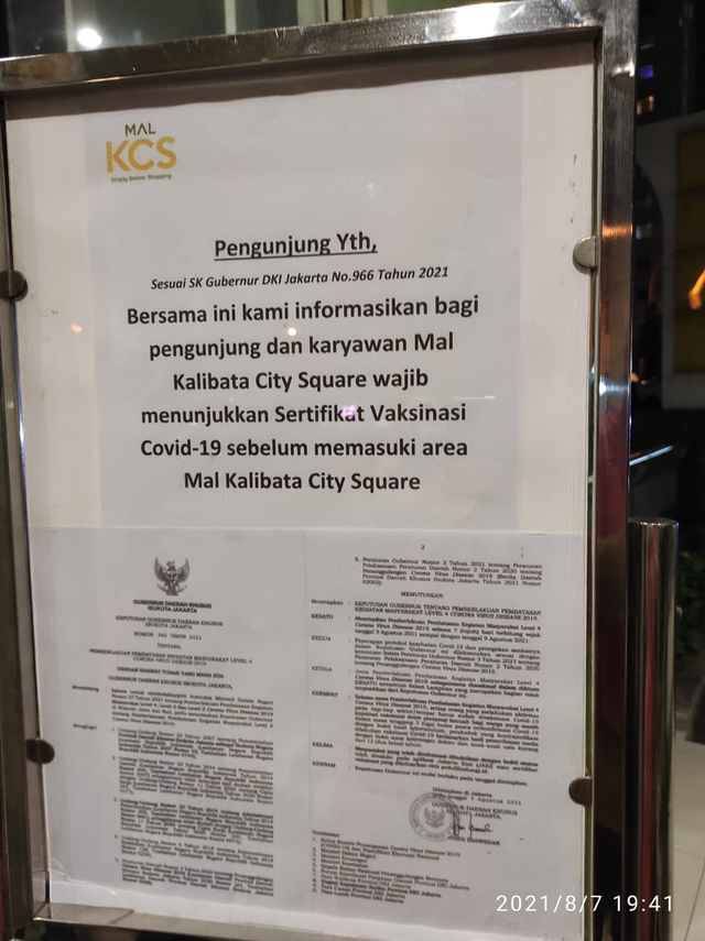 Syarat menunjukkan sertifikat vaksinasi di Mal Kalibata City Square, Jaksel. Foto: Dok. Istimewa