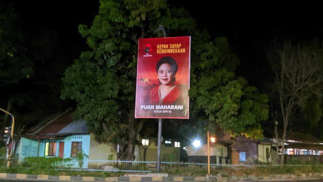Satu baliho bergambar Puan Maharani yang berukuran besar terpasang di pertigaan lampu merah tepat di depan Gelora Samador Maumere. Foto : Albert Aquinaldo