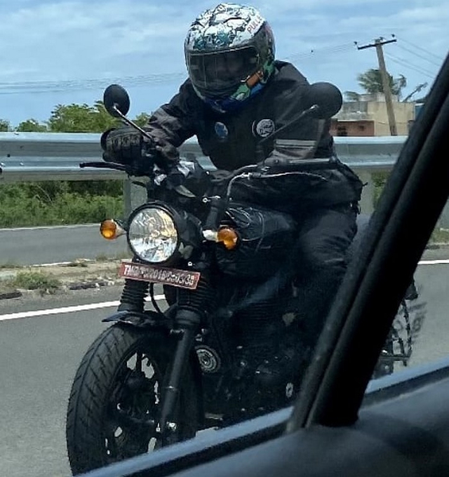 Royal Enfield Hunter 350 tertangkap kamera sedang uji jalan di India. Foto: dok. Motorbeam