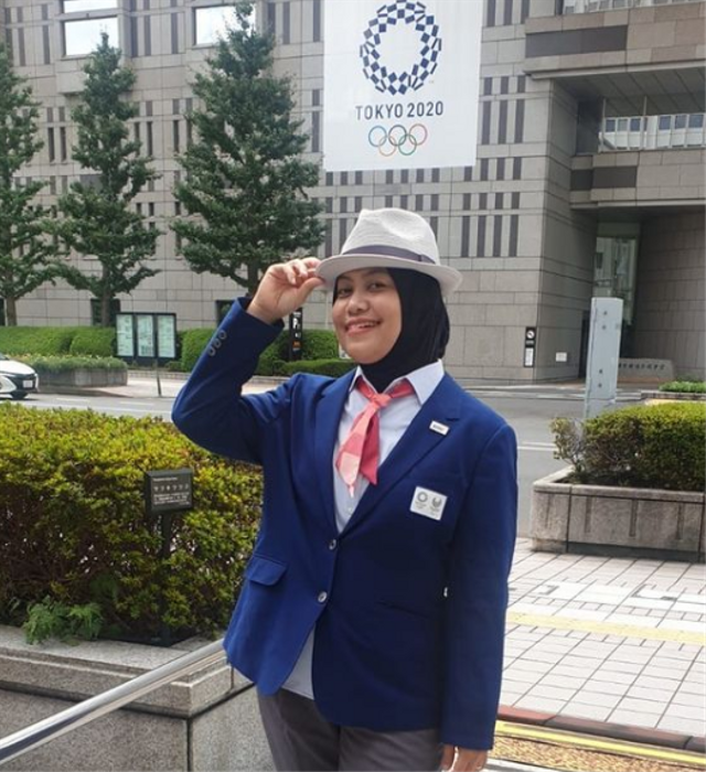 Qomarul Lailiah, guru Bahasa Inggris SDN Sawunggaling I/382, Kota Surabaya yang jadi wasit badminton di ajang Olimpiade Tokyo 2020.