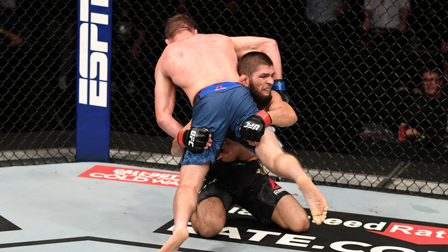 Khabib Nurmagomedov vs Justin Gaethje di UFC 254 pada 25 Oktober 2020. Foto: Josh Hedges/Zuffa LLC via Getty Images
