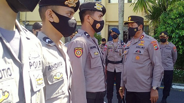 Kapolda Sulawesi Utara (Sulut), Irjen Pol Nana Sudjana, saat memeriksa kesiapan tenaga tracer COVID-19
