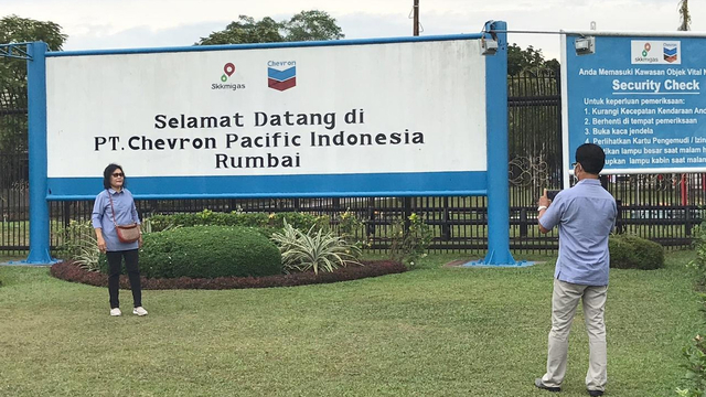 WARGA Riau saat berfoto di depan besi bertuliskan Selamat Datang di PT Chevron Pacific Indonesia Rumbai, Minggu (8/8/2021). Mulai esok hari, Senin (9/8/2021), pukul 00.00 WIB, pengelolaan 97 tahun Chevron di Blok Rokan, Riau, berakhir dan dikelola PT Pertamina Hulu Rokan (PHR). 