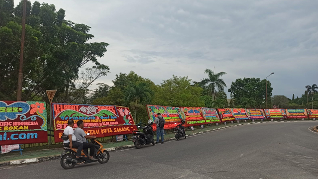 RATUSAN meter papan bunga berisikan "Terima Kasih dan Good Bye kepada PT Chevron Pacific Indonesia, 97 Tahun Berkontribusi di Blok Rokan" berjejer rapi terpasang jelang memasuki pintu masuk kantor di Rumbai, Pekanbaru. (FOTO: SELASAR RIAU/RAMADHI DWI PUTRA)