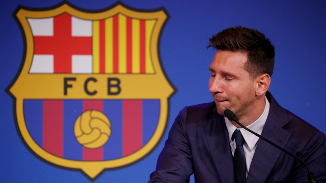 Lionel Messi menangis saat konferensi pers di Camp Nou, Barcelona, Spanyol, Minggu (8/8). Foto: Albert Gea/REUTERS