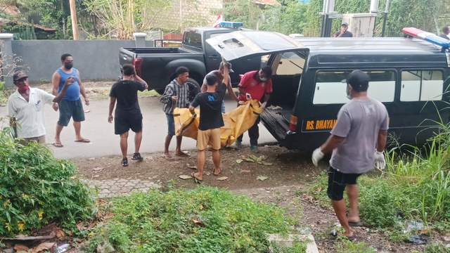 Jenazah seorang Satpol PP yang tewas dianiaya teman sendiri. (Dok Humas Polresta Jayapura Kota)