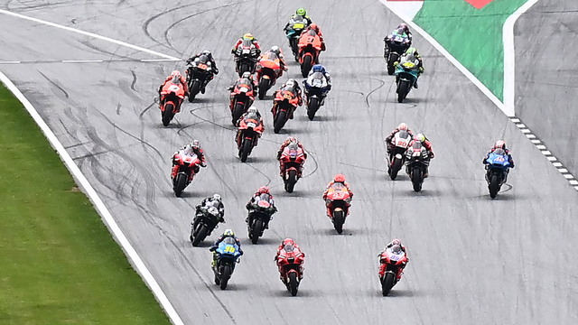 Para pebalap mengawali MotoGP Styria di trek balap Red Bull Ring di Spielberg, Austria pada 8 Agustus 2021. Foto: JOE KLAMAR/AFP