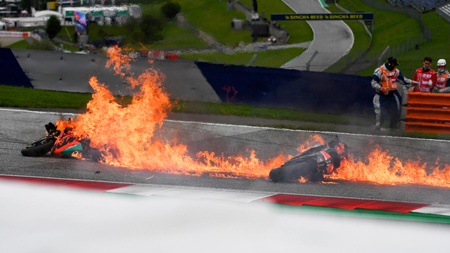 Kecelakaan pada ajang MotoGP Styria di trek balap Red Bull Ring di Spielberg, Austria pada 8 Agustus 2021. Foto: JOE KLAMAR/AFP
