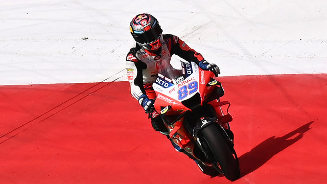 Pembalap Ducati-Pramac Jorge Martin mengemudikan motornya saat sesi kualifikasi jelang Styrian MotoGP di trek balap Red Bull Ring di Spielberg, Austria pada 7 Agustus 2021. Foto: Joe Klamar/AFP